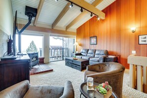 TV, DVD player, books, video library - Walk to Ski Lift: Mtn-View Condo in Mammoth Lakes (Mammoth Lakes)