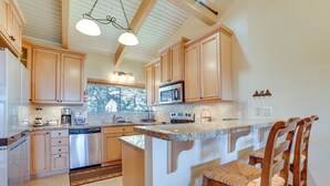 Unclassified image, 2 of 39, button - Walk to Ski Lift: Mtn-View Condo in Mammoth Lakes (Mammoth Lakes)