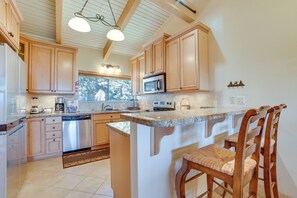 Fridge, microwave, stovetop, dishwasher - Walk to Ski Lift: Mtn-View Condo in Mammoth Lakes (Mammoth Lakes)