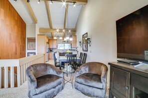 TV, DVD player, books, video library - Walk to Ski Lift: Mtn-View Condo in Mammoth Lakes (Mammoth Lakes)