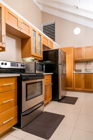 Jääkaappi, kahvin-/teenkeitin, keittoastiat/astiat/ruokailuvälineet