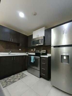 Refrigerador, microondas, horno y parrilla de estufa 