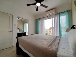 1 bedroom, iron/ironing board, travel cot, WiFi - CTBH @ Brompton Est. #27 & #32 [2-Bedroom w/ Pool] (Kingston)