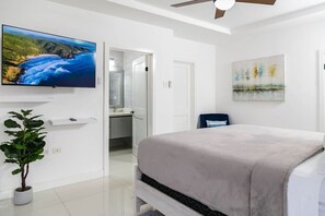 2 bedrooms, iron/ironing board, WiFi - Choose To Be Happy @ Twenty 2A #201 [2-Bedroom w/ Pool] (Kingston)