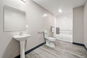 Studio, 1 Queen Bed, Non Smoking | Bathroom