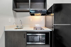 Studio, 1 Queen Bed, Non Smoking | Private kitchen