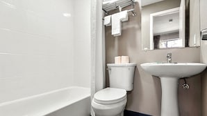 Un baño con bañera, inodoro y lavabo.