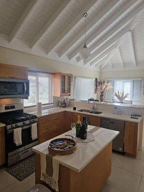 Kühlschrank, Wasserkocher mit Kaffee-/Teezubehör, Hochstuhl