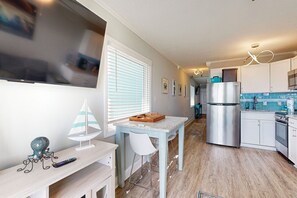 Køleskab, mikrobølgeovn, ovn, kogeplade