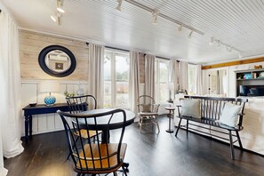 Televisión, chimenea, libros