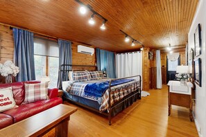 2 bedrooms, iron/ironing board, Internet, bed sheets