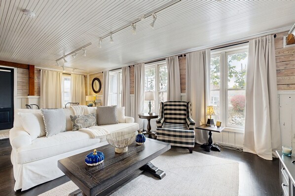 Televisión, chimenea, libros