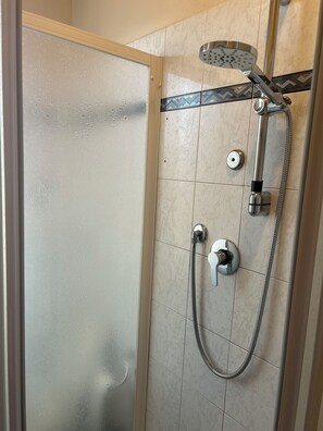 Bruser, hårtørrer, bidet, håndklæder