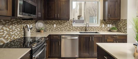 Refrigerador con freezer, microondas, horno, placa de cocina