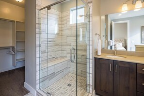 Family House, Mountain View | Bathroom | Separate bathtub and shower, free toiletries, towels, soap - Entrada at Moab 631 and 635 (Moab)
