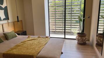 3 bedrooms, desk, iron/ironing board, WiFi