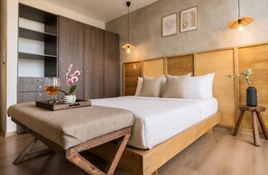 A bedroom with a bed, bedside table, and a wardrobe. - Wabi Sabi 3 BedRoom / Daily Clean (Guadalajara)