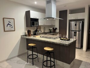 Kjøleskap, mikrobølgeovn, ovn og kokeplater