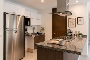 Refrigerador, microondas, horno y parrilla de estufa 