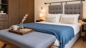 A bedroom with a bed, bedside tables, a nightstand, a wardrobe, and a bench. - Urban Stylish 3 BedRoom / Daily cleaning (Guadalajara)