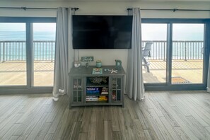TV - Spacious - penthouse beach condo with balcony, W/D, pools, gym, sauna & AC (Ocean City)