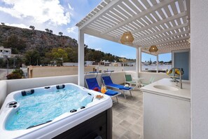 Outdoor spa tub - Modern and comfortable apartment with pool and terrace (San Vito Lo Capo)