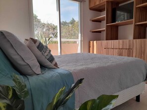 3 bedrooms, desk, iron/ironing board, free WiFi