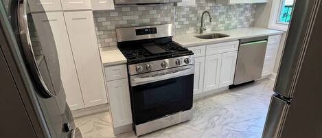 Geladeira, micro-ondas, fogão, cooktop