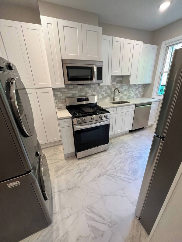 Fridge, microwave, oven, stovetop - True 2-Bedroom, 25 Mins to NYC - Sleeps Four (Jersey City)