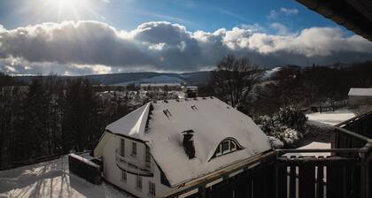 Traumhafter Ausblick vom Südbalkon über das Sauerland - ruhige, zentrale Lage