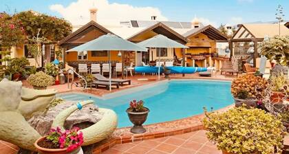 CASA VERDE Apartamento 3 Terraza privada con asientos para la puesta del sol.