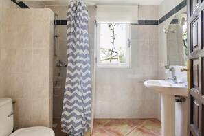 Haartrockner, Handtücher, Seife, Toilettenpapier