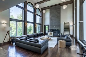 TV - 6 bed 5 bath cottage on Lake Muskoka (Port Carling)