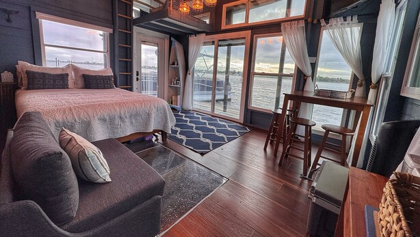 Room - The Burrow, an amazing floating cabin with pontoon rental available (Grant-Valkaria)