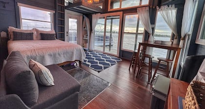 Charming house boat with 2 bedrooms and WiFi, AC in peaceful Grant-Valkaria