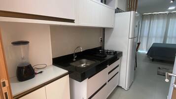 Estúdio superior, sacada | Cozinha privada | Geladeira, cooktop, talheres/pratos/utensílios de cozinha