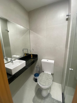 Studio – superior, balkong | Bad | Dusj, håndklær, såpe og toalettpapir