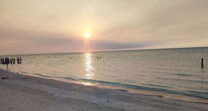 Large Room, Beach 1 Block, Starlink Wi-Fi