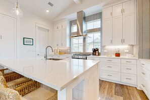 Fridge, microwave, oven, stovetop - Gorgeous family beach home with balcony and wonderful amenities (Port Aransas)