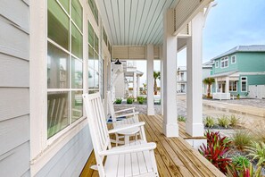 Terrace/patio - Gorgeous family beach home with balcony and wonderful amenities (Port Aransas)