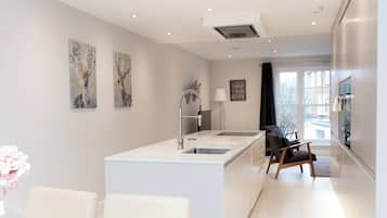 Deluxe House | Private kitchen | Full-size fridge, microwave, oven, stovetop