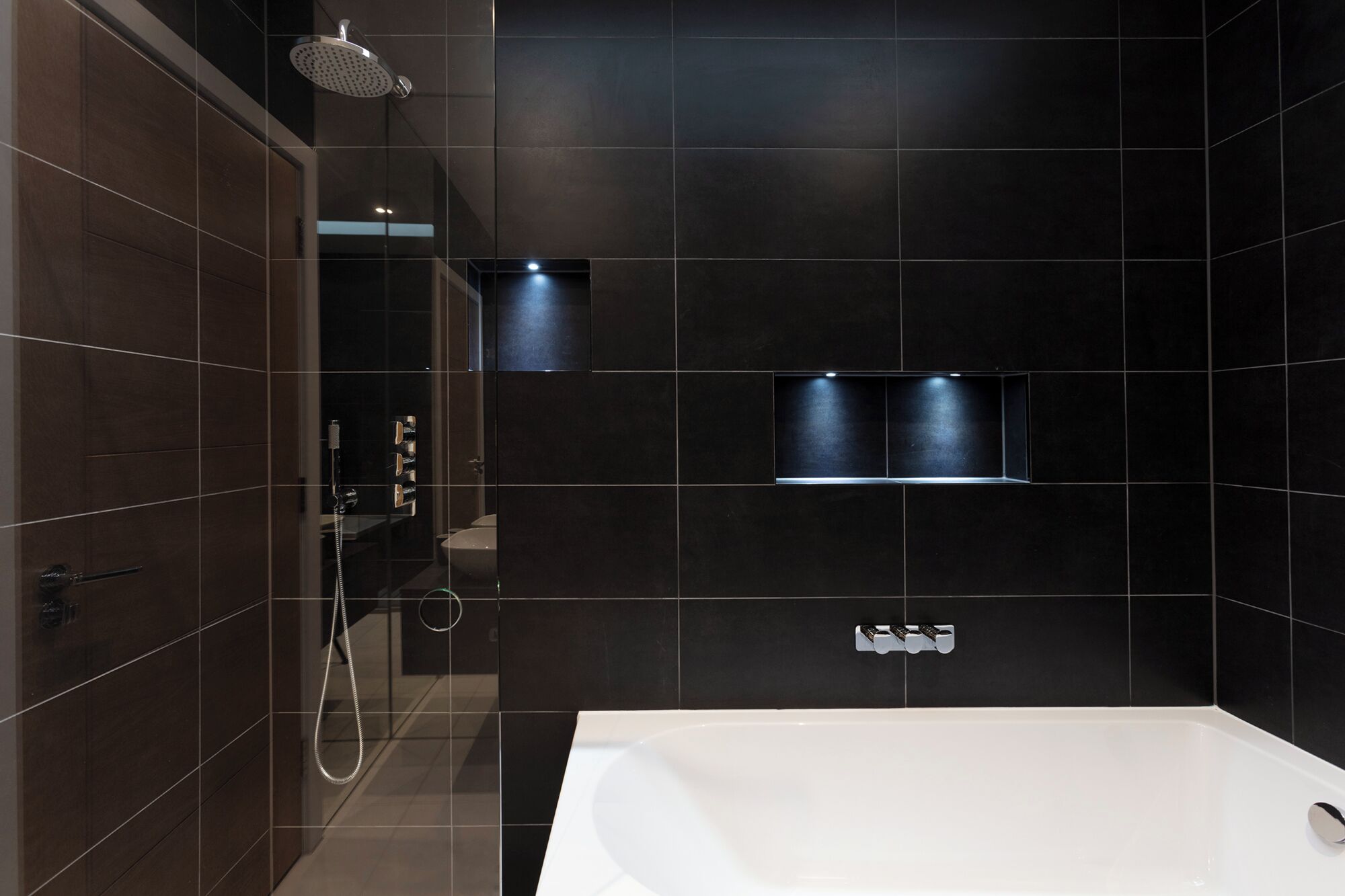 Deluxe House | Bathroom | Free toiletries, hair dryer