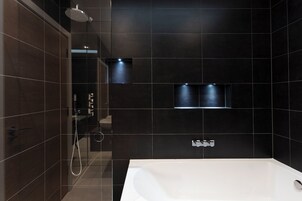 Deluxe House | Bathroom | Free toiletries, hair dryer