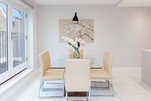 Deluxe House | Dining room