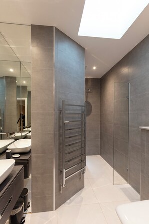 Casa Deluxe | Baño | Amenidades de baño gratuitas y secadora de cabello 