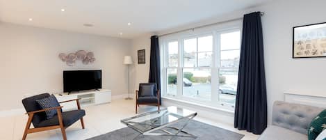 Deluxe House | Living area | Flat-screen TV