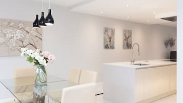 Deluxe House | Private kitchen | Full-size fridge, microwave, oven, stovetop