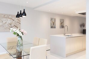 Deluxe huis | Privékeuken | Een koelkast met diepvriezer, een microgolfoven, een oven, een kookplaat