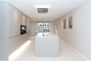 Deluxe House | Private kitchen | Full-size fridge, microwave, oven, stovetop