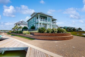 Exterior - Gorgeous coastal townhome, private patio and shared pool (Rockport)